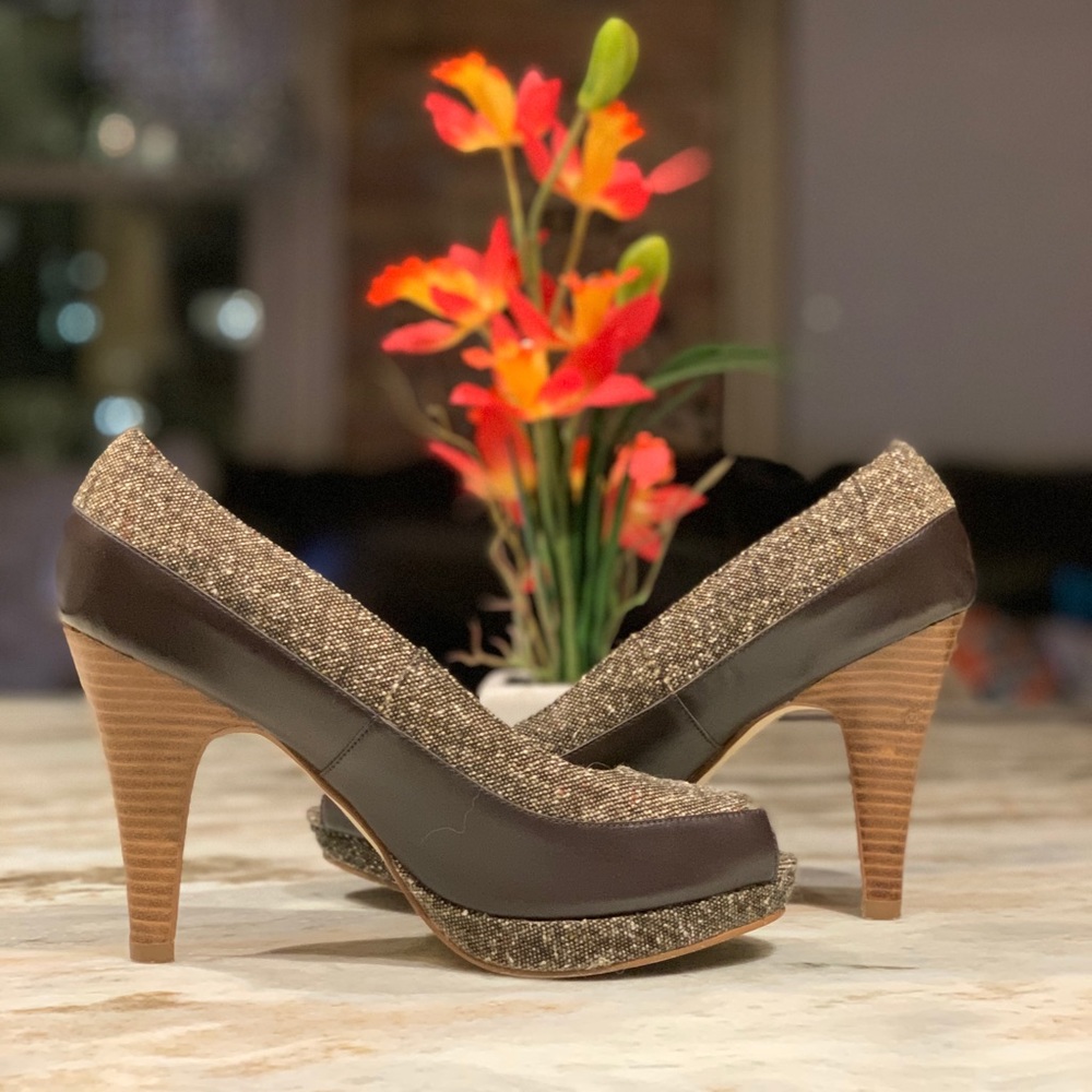 BANANA REPUBLIC TWEED/LEATHER PUMPS